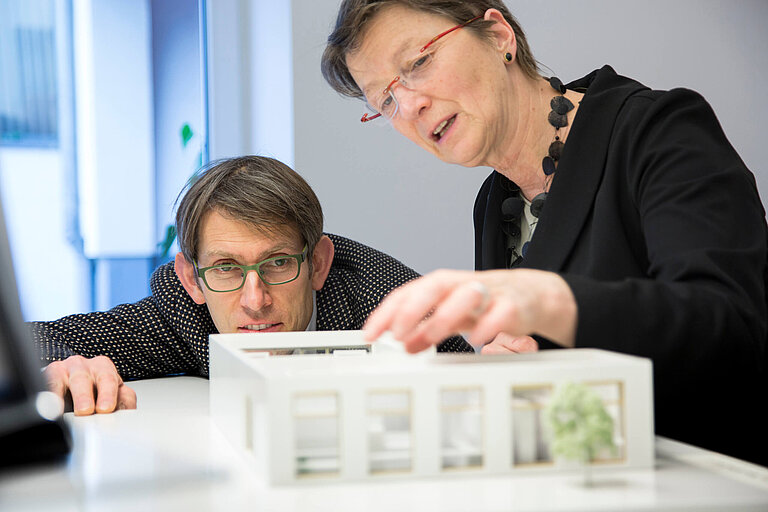 Anita Nowak & Henning Schäle im Gespräch am Apothekenmodell.