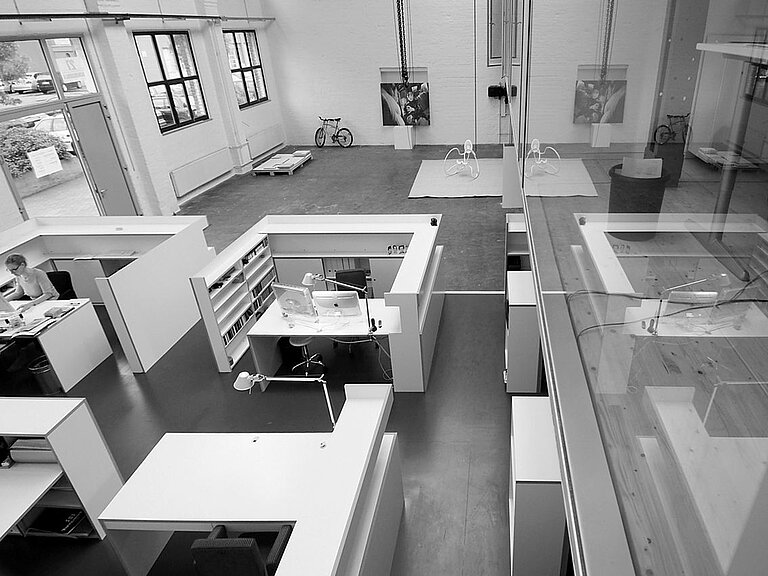 Büroinsel mit modularen Computerarbeitsplätzen. 