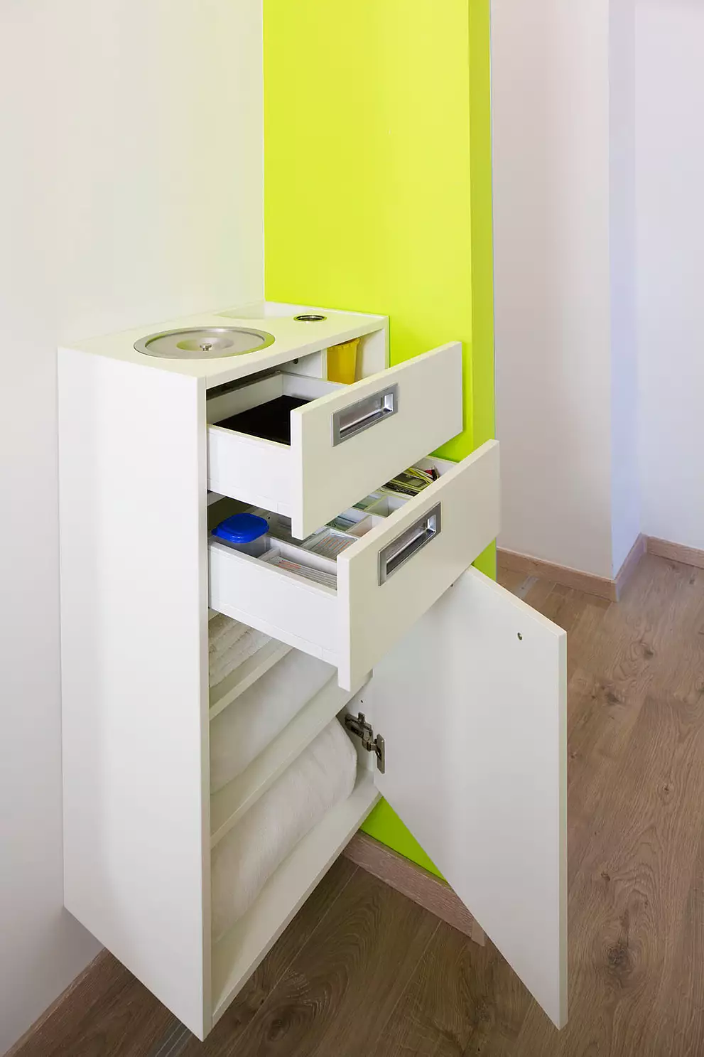 Spezialmöbel für Behandlungszimmer mit verschiedenen Aufbewahrungsfunktionen.