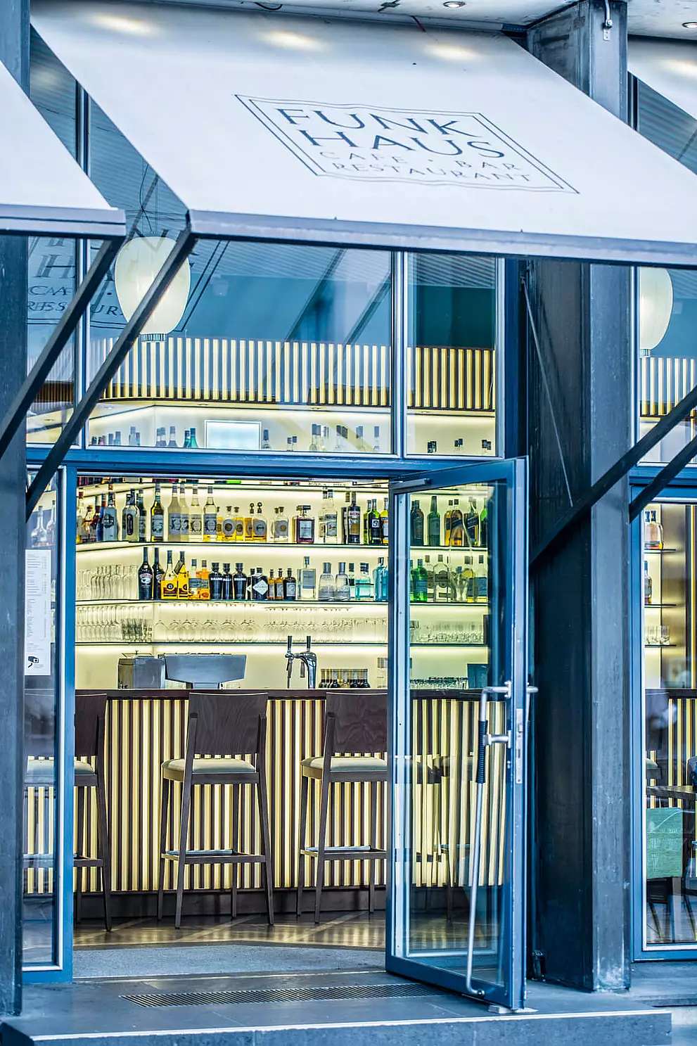 Einladender Blick in die WDR Funkhausbar vom Vorplatz aus.