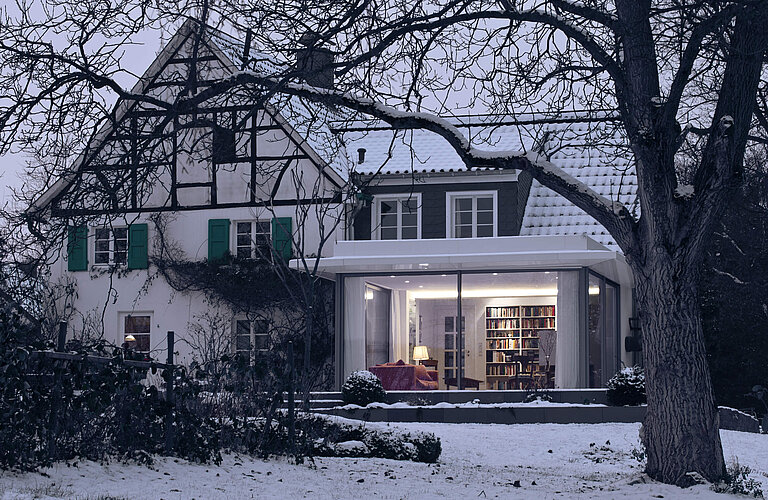 Moderner Anbau an ein bergisches Fachwerkhaus.