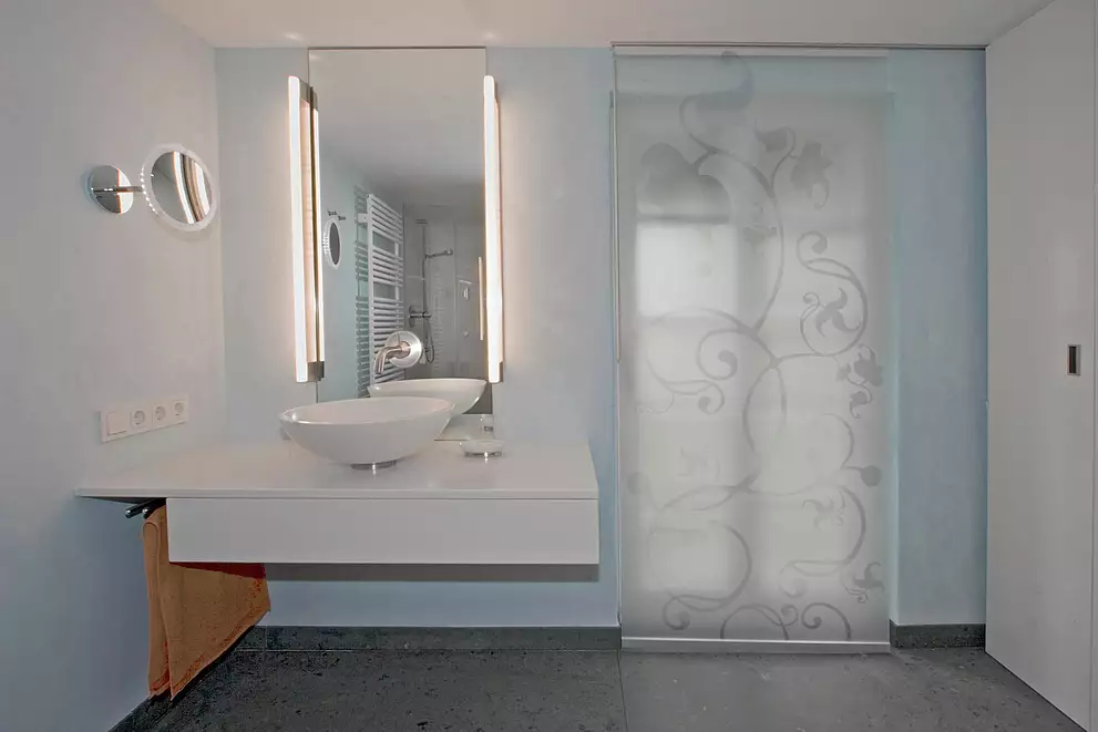 Badezimmerbereich mit Flächenvorhang.