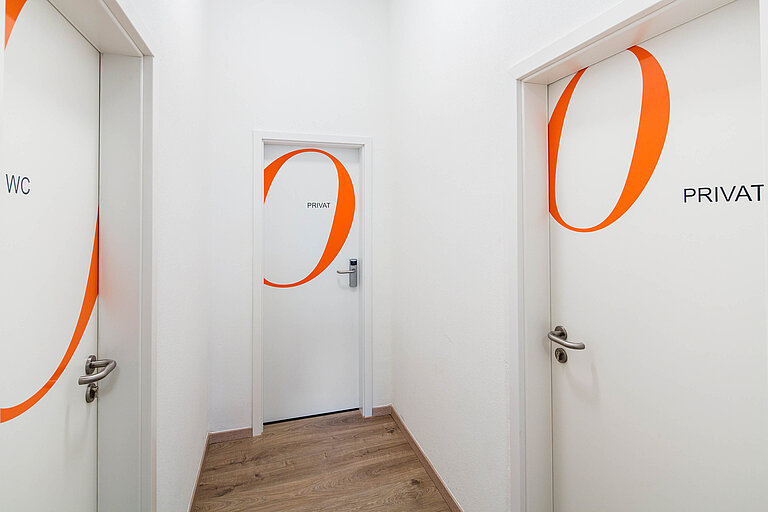 Corporate Design für den Praxisbereich, zentrales Gestaltungselement ist das orange Logo