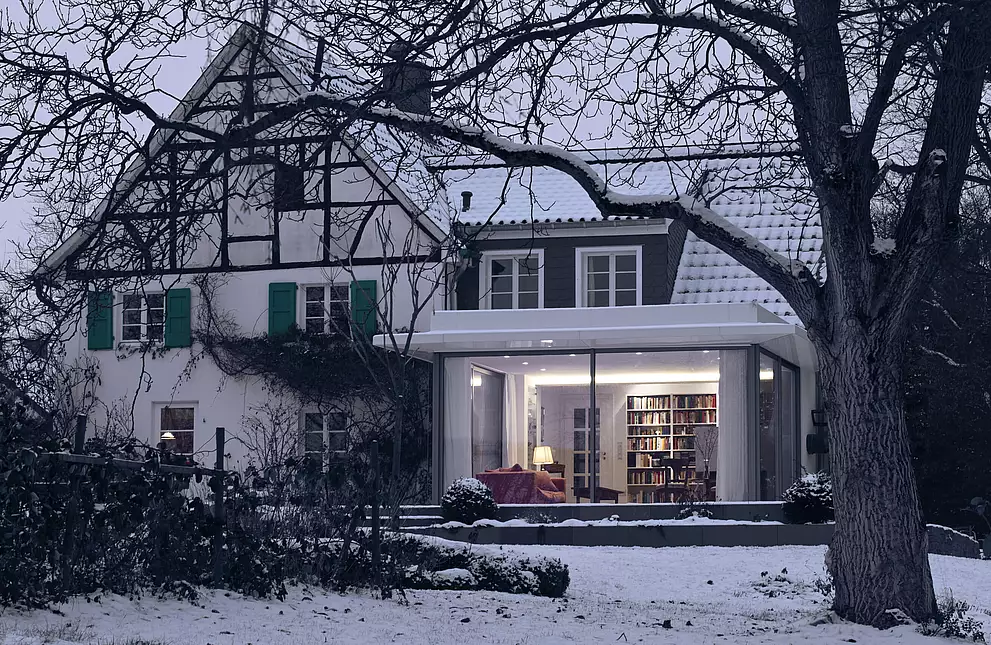 Moderner Anbau an ein bergisches Fachwerkhaus.