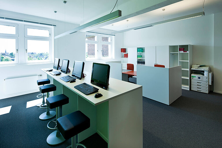 PC-Arbeitsplätze, Lernlabor, Selbstlernzentrum.