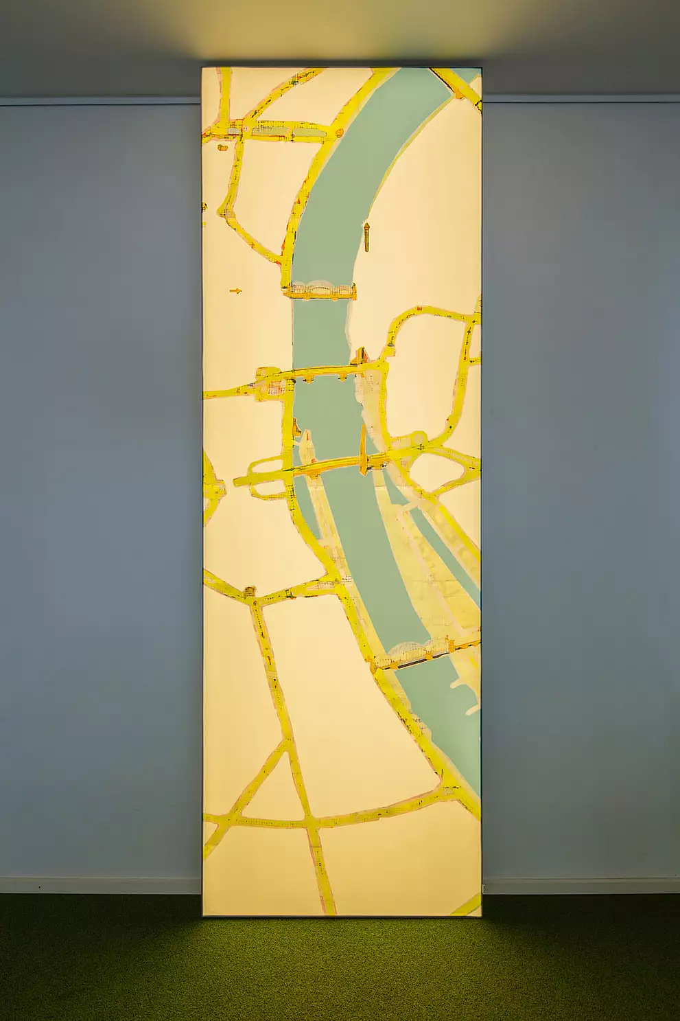 Raumbezogenes Grafikpaneel, 100 x 300 cm, hinterleuchtet mit variabler Farbtemperatursteuerung.