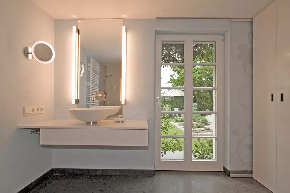 Badezimmer mit schöner Aussicht in den Garten.