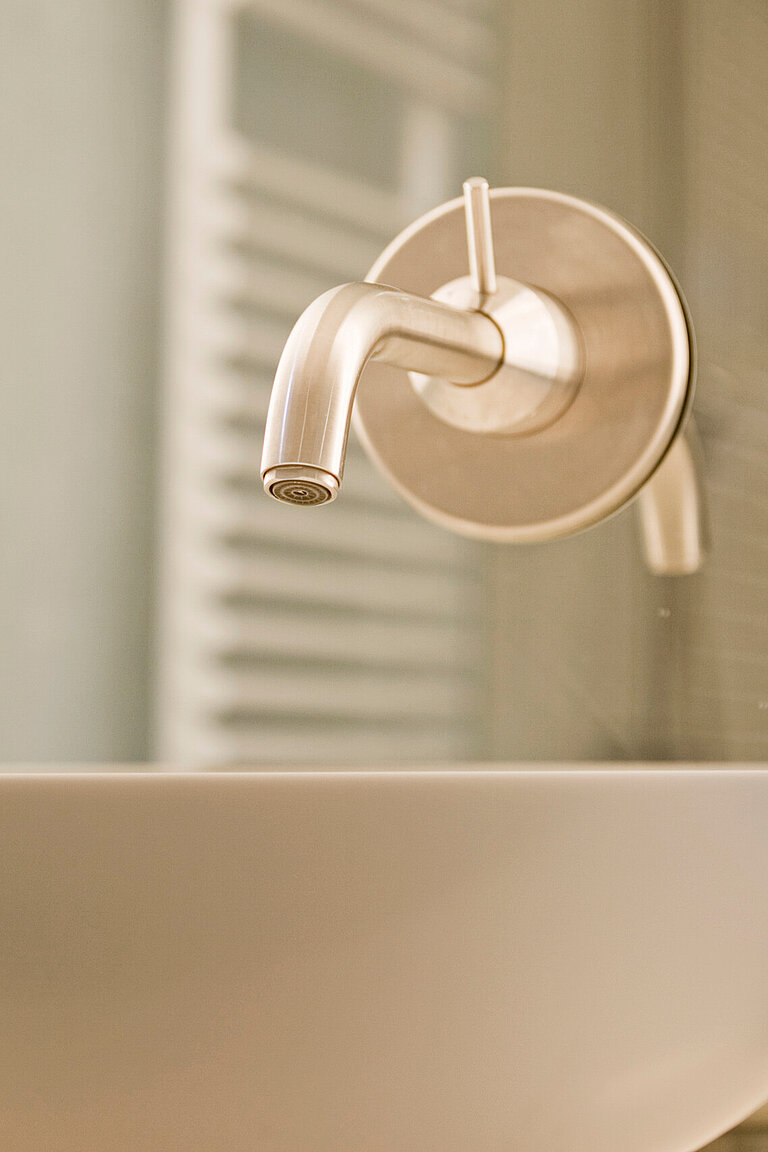 Feine Armatur mit Wasserschale im Badezimmer.