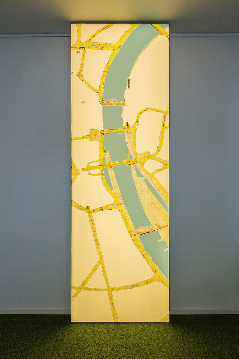 Raumbezogenes Grafikpaneel, 100 x 300 cm, hinterleuchtet mit variabler Farbtemperatursteuerung. 