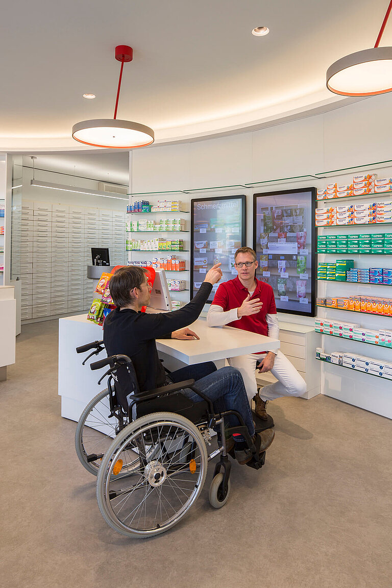 Höhenverstellbarer Handverkaufstisch in der Rathausapotheke. Ergonomisch und variabel. Tischhöhe 72 - 110 cm höhenverstellbar.