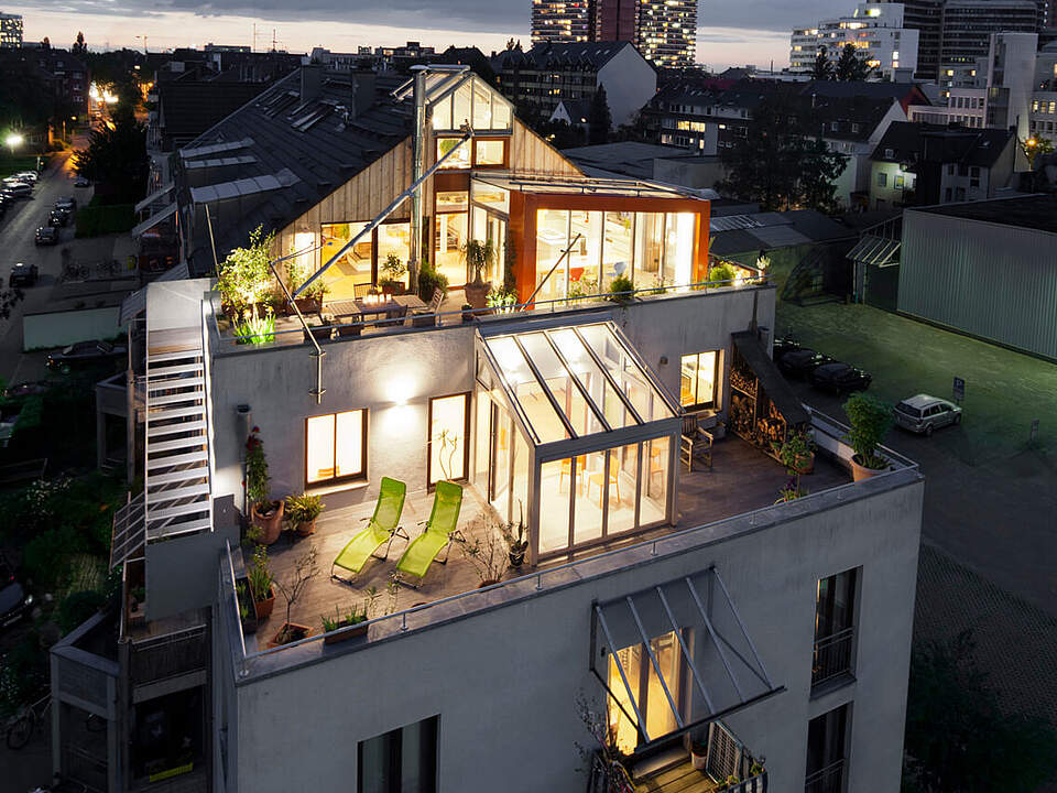 Wohnungsumbau mit neuem Wintergarten und Terrasse in der Großstadt.