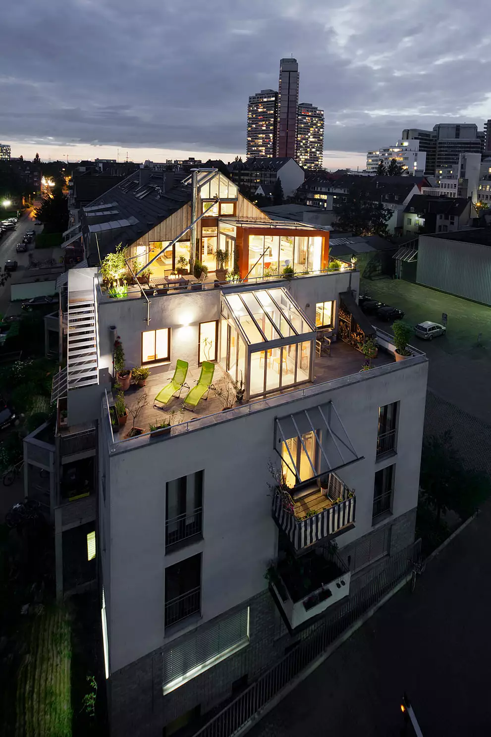 Wohnungsumbau mit neuem Wintergarten und Terrasse in der Großstadt.
