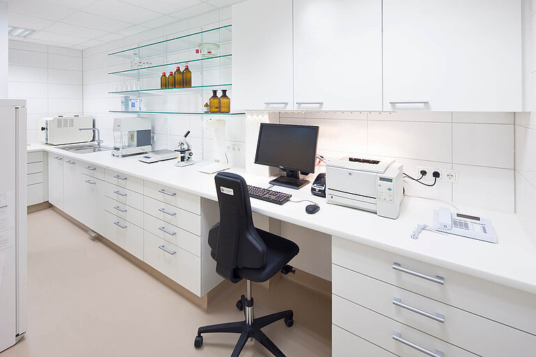 Arbeitsplatz PTA in Apothekenlabor.