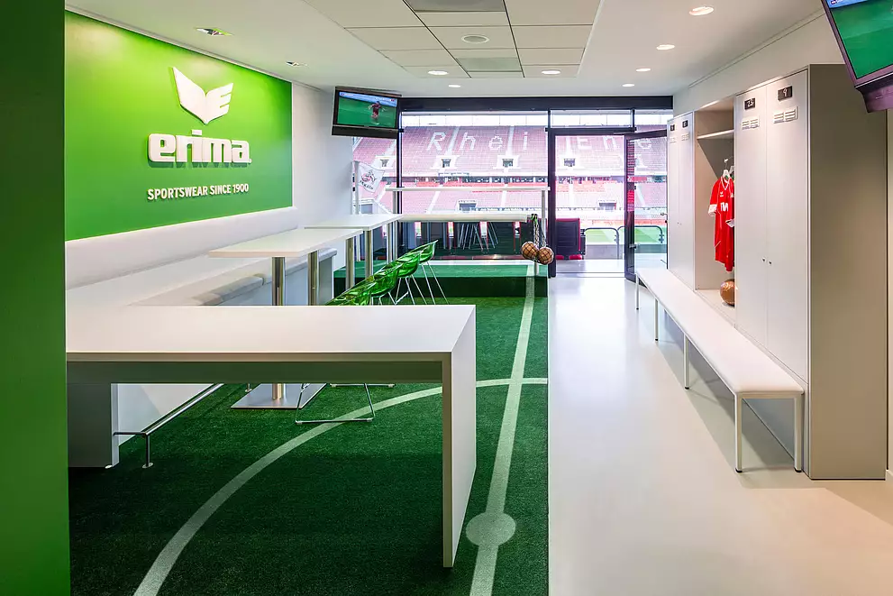 Fußballloge mit Spielfeldkennzeichnung auf Kunstrasenboden.
