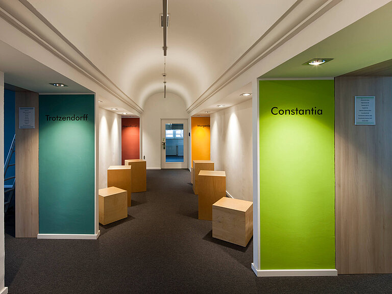 Farbkonzept Flurbereich, Selbstlernzentrum Otto-Kühne-Schule Bonn.