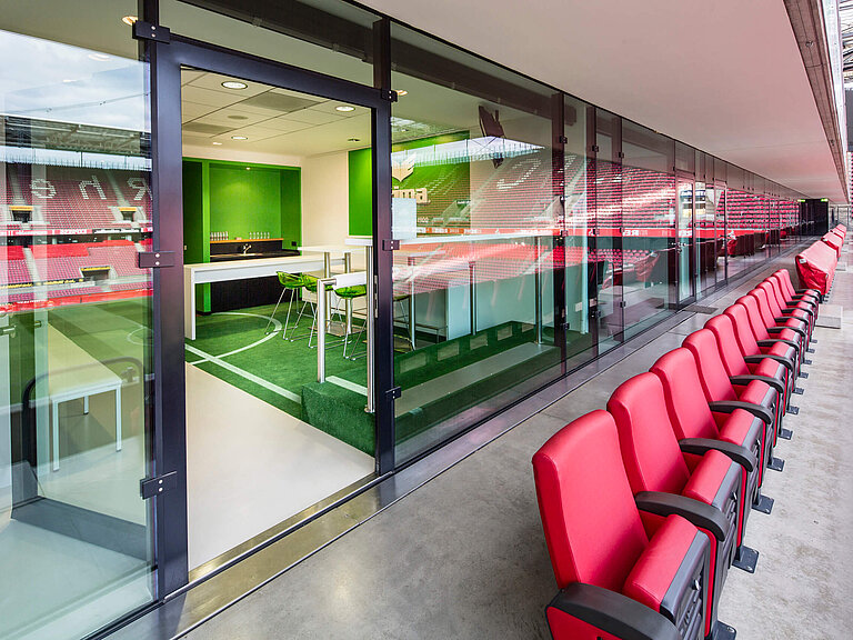 Außenbereich der ERIMA-Fußballloge.