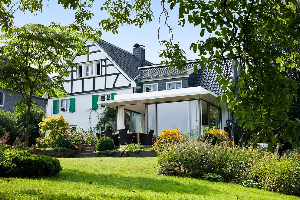 Moderner Anbau an ein bergisches Fachwerkhaus.