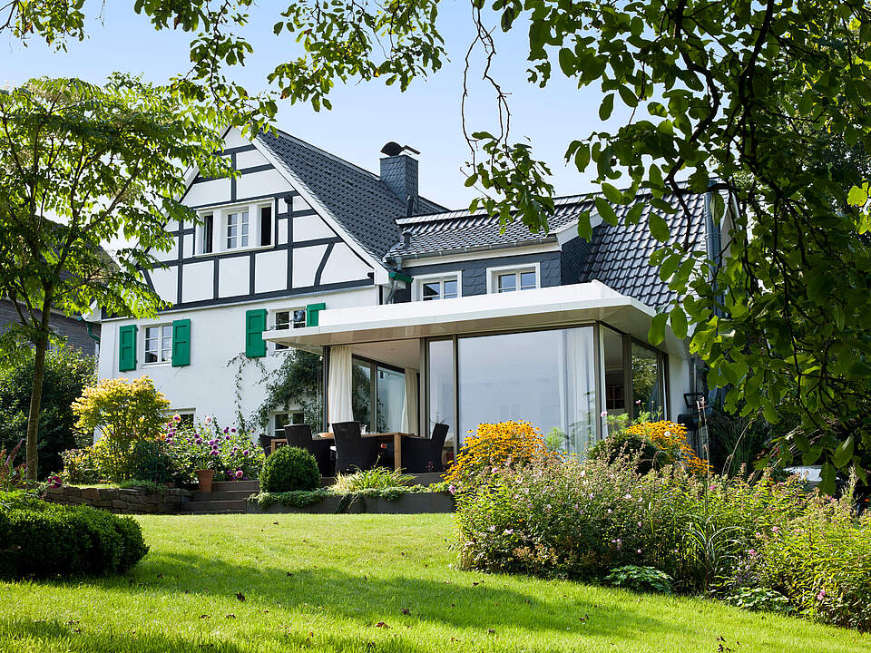 Moderner Anbau an ein bergisches Fachwerkhaus.