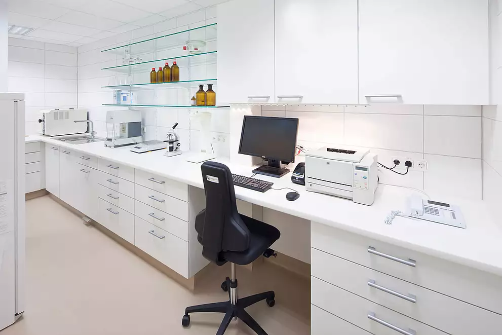Arbeitsplatz PTA in Apothekenlabor.