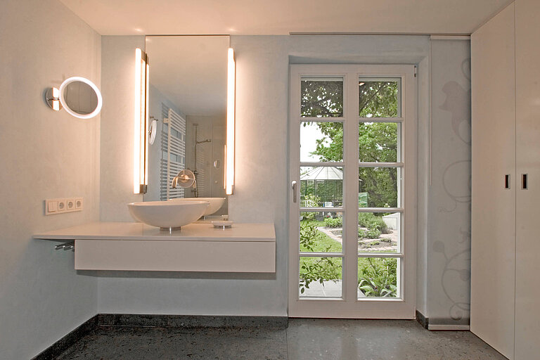 Badezimmer mit schöner Aussicht in den Garten.