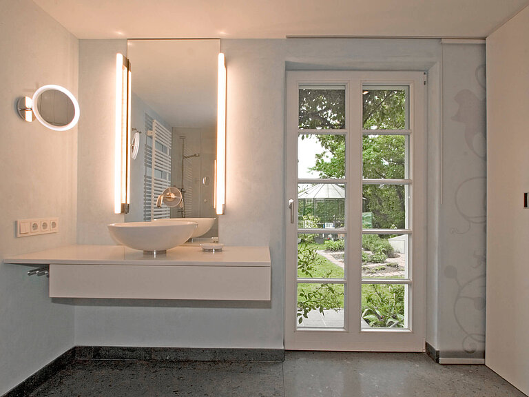 Badezimmer mit schöner Aussicht in den Garten.