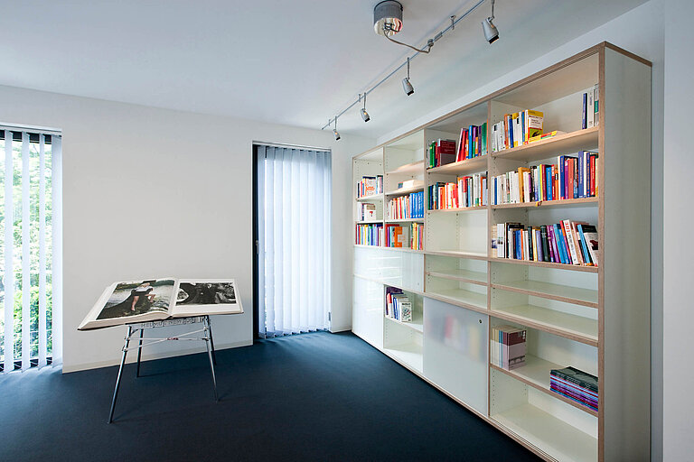 Bibliotheksregal und Künstlerfotobuch. 