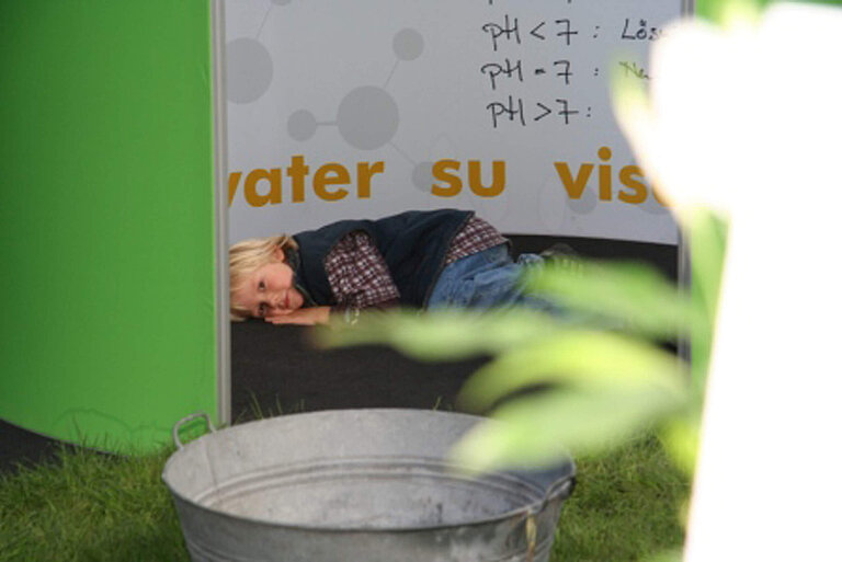„Runder Raum“ im Ausstellungsbereich innen Texte und Grafiken zum Thema Wasser.